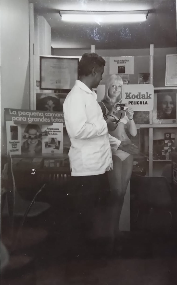 Fundadores de Óptica Godoy, dos generaciones detrás del mostrador