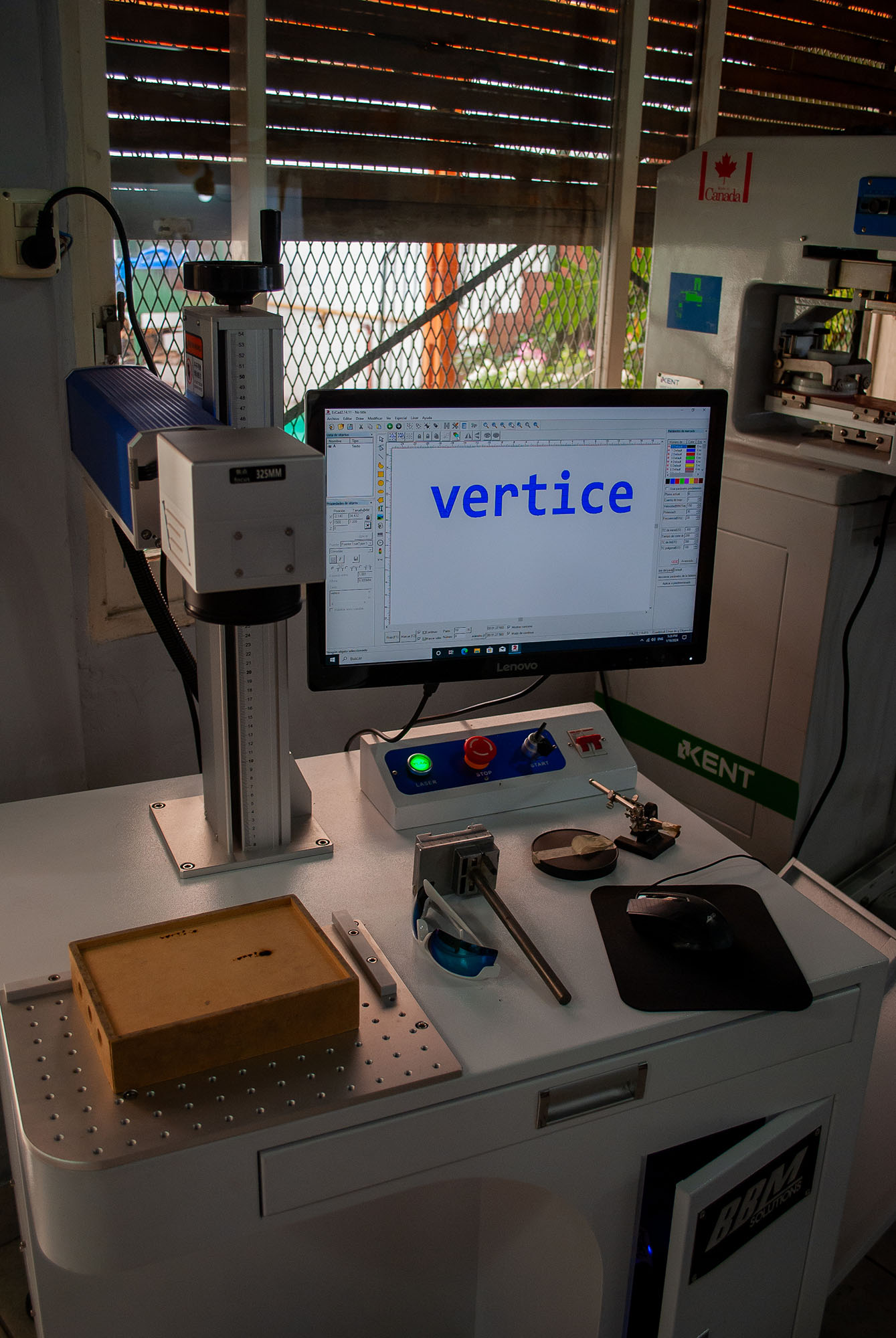 Grabadora láser con marca Vértice en pantalla