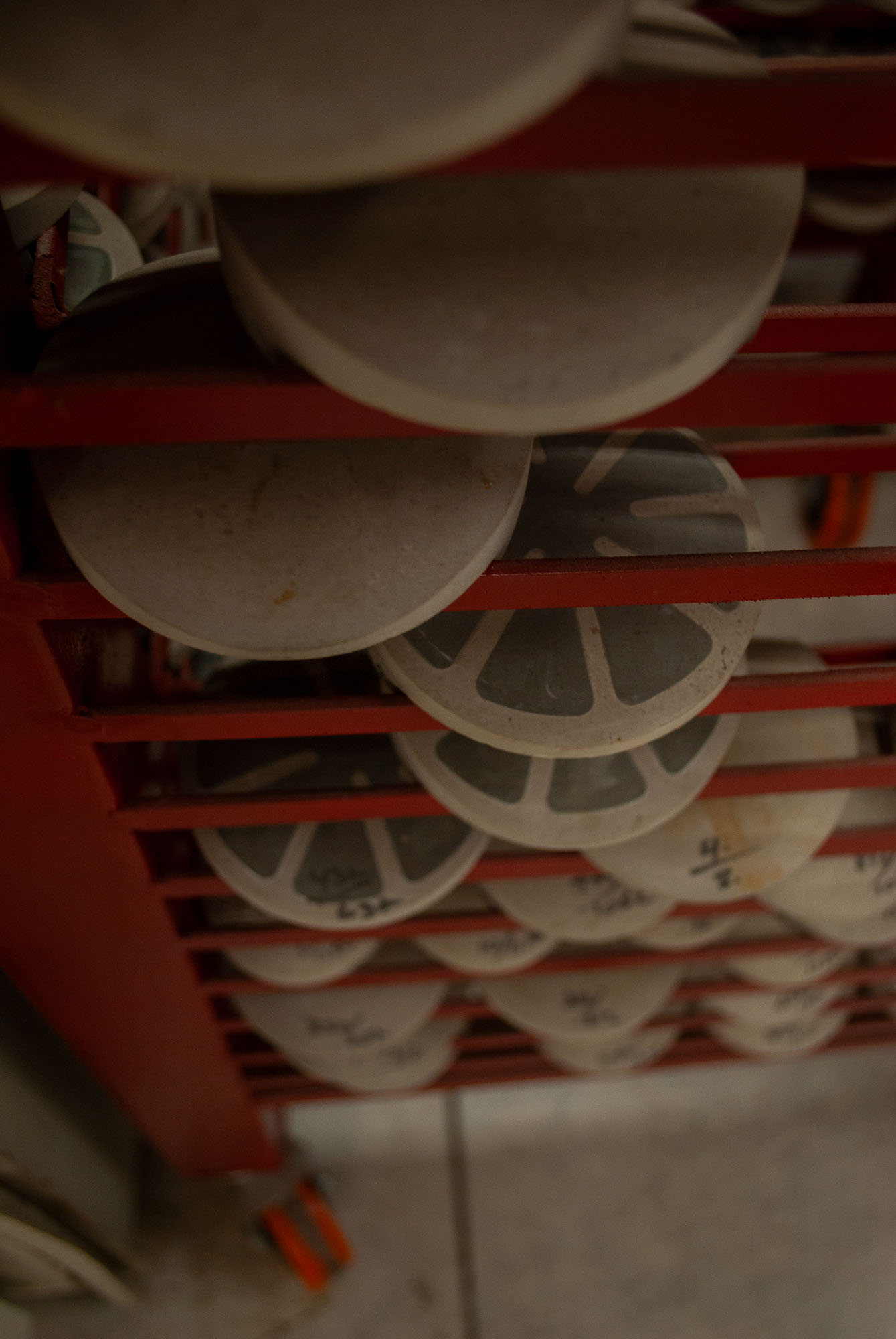 Moldes de tallado en estantería