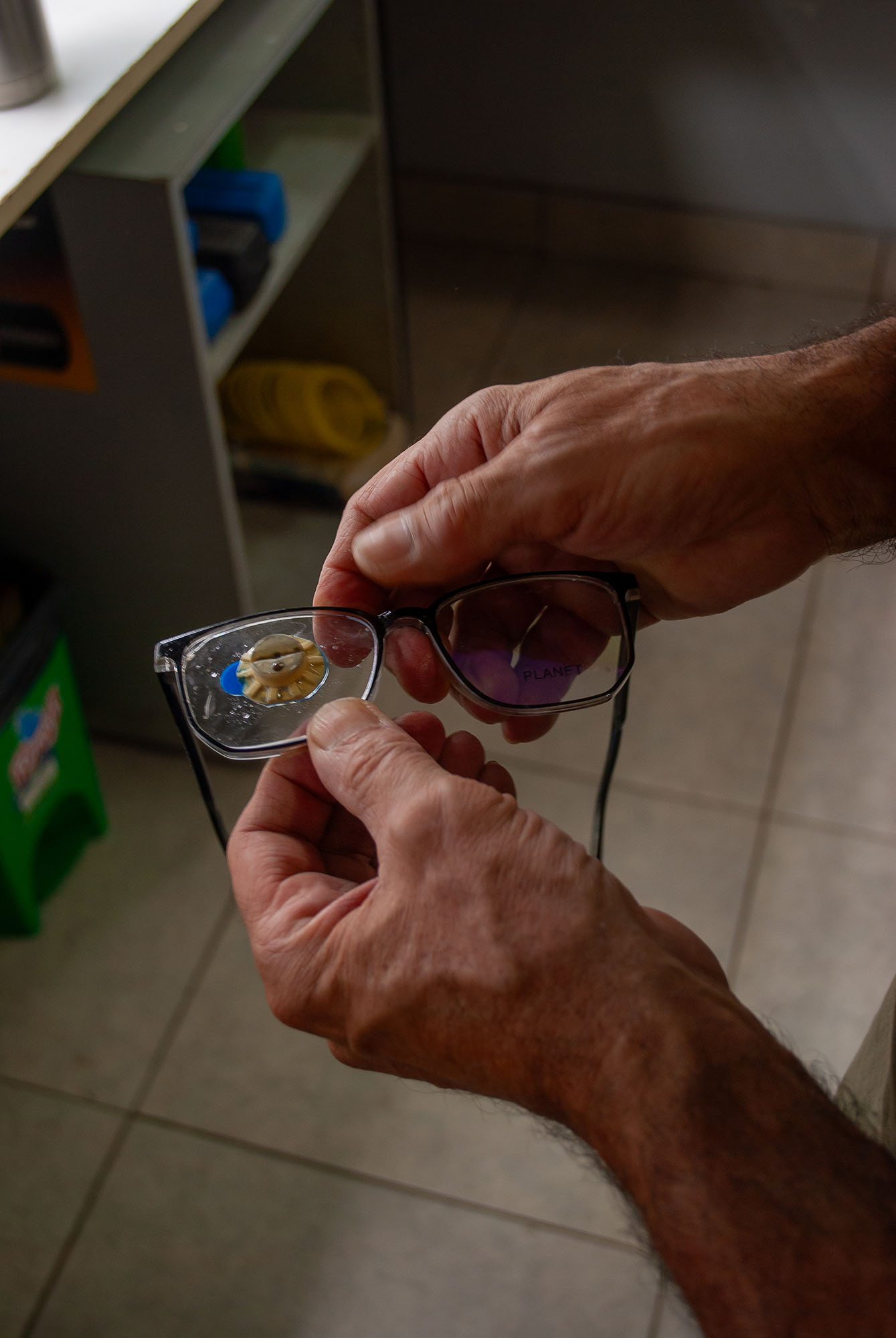 Montaje artesanal de lente en armazón